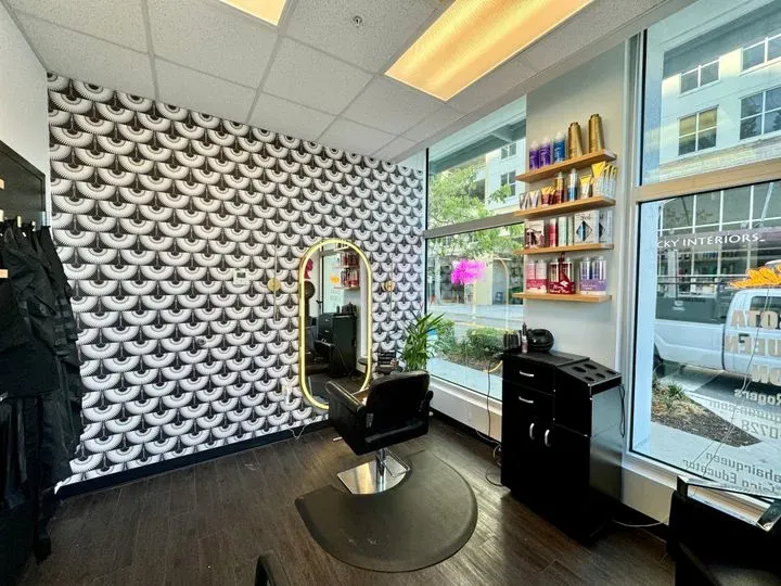 https://cdn.salonspotlight.com/photos/kYzWTfIyBPuprHVQ6KKf/65cfe1ad-c7ab-420b-be68-711971567817_720x720