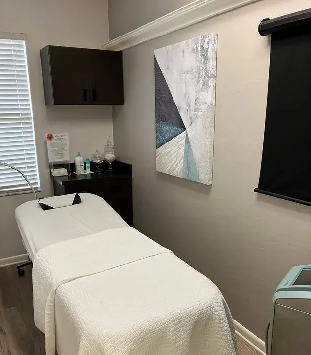 https://cdn.salonspotlight.com/photos/kbhGF7lmsgrRN8Zfn8On/ba9b5e01-223e-4cd8-971a-74db56ef1e70_720x720