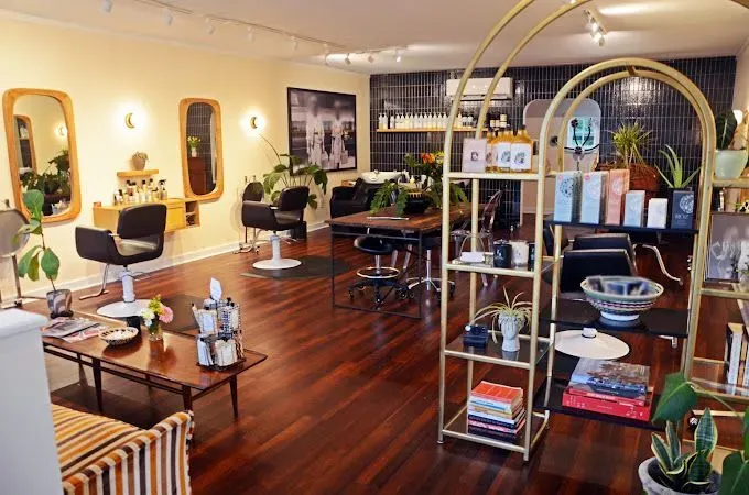 https://cdn.salonspotlight.com/photos/khFH2dvITaN1zW2Y8qiH/32023bd3-d2fd-4ab8-8ede-c421c83fe065_720x720