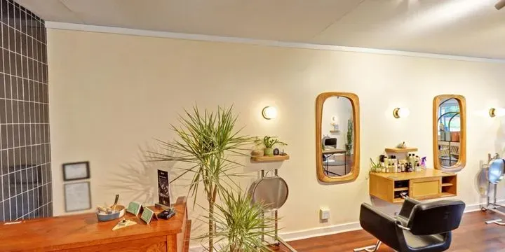 https://cdn.salonspotlight.com/photos/khFH2dvITaN1zW2Y8qiH/e1176430-743e-49d3-870b-42b0a2c67adb_720x720