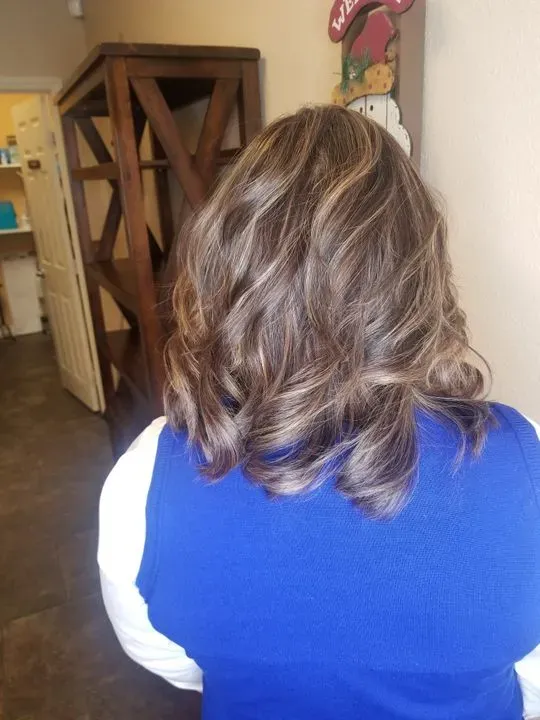 https://cdn.salonspotlight.com/photos/khzOV6t7mwYsREy1I04J/b64c2923-a8f2-4aa6-8e5d-7883d29b7488_720x720