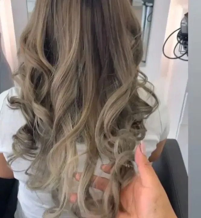 https://cdn.salonspotlight.com/photos/kkEFDoHViRQkcwgmIjVd/c594eca9-90eb-4247-983a-60b5ea581b1e_720x720