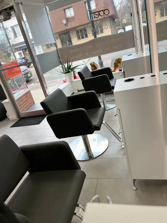 https://cdn.salonspotlight.com/photos/kkEFDoHViRQkcwgmIjVd/fa5fff35-5546-4430-a7b3-6dc24f66f917_720x720