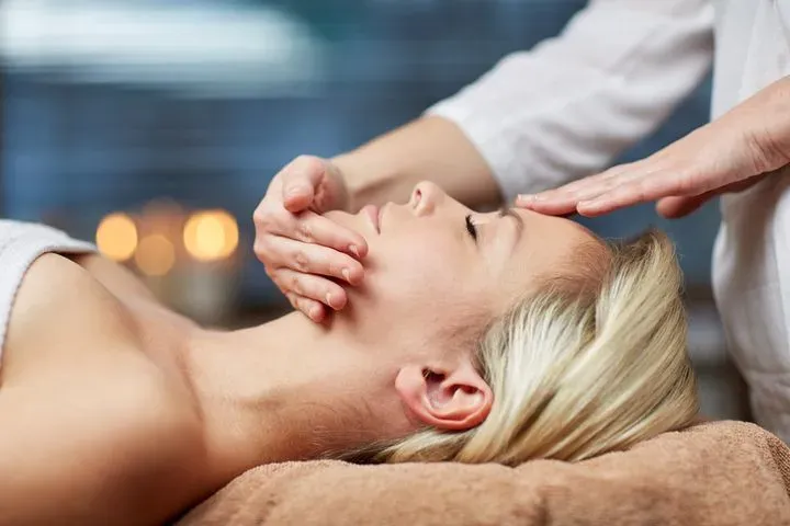 https://cdn.salonspotlight.com/photos/kmjYTzqTa7dfA4A86KTT/00e1e9f7-24fe-40c9-be3f-bfb8db00e7a7_720x720