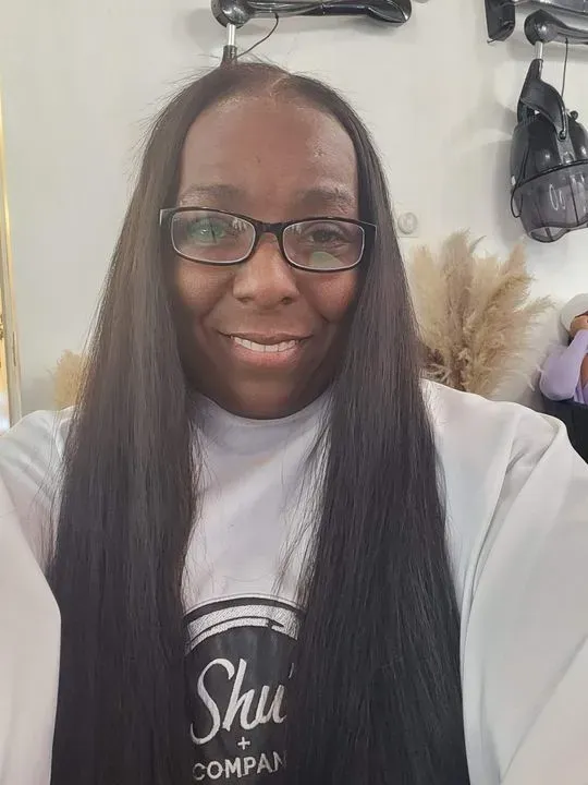 https://cdn.salonspotlight.com/photos/koBBVzvuKGTavW8GKR6B/864eed36-f136-4b43-87a0-4d56088e60c0_720x720