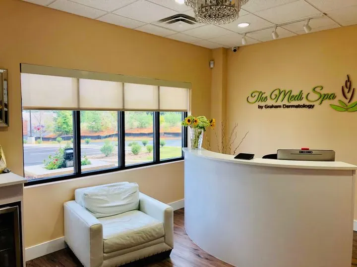 https://cdn.salonspotlight.com/photos/kodavOaGeNuJ2CJaJNqL/e1fce40c-e40d-47db-8e3f-2c5484a46db5_720x720