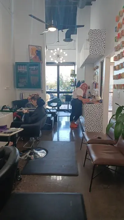 https://cdn.salonspotlight.com/photos/kqnIhJ0cjhEsGwQijAWw/7a6a7d2c-5687-4919-864f-7360f0a6a44a_720x720