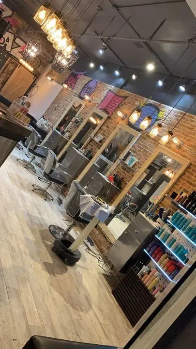 https://cdn.salonspotlight.com/photos/krmVQEtNhLAGNRXVBGLa/10512d7c-791c-45e5-b1ae-0e18a73903bf_720x720