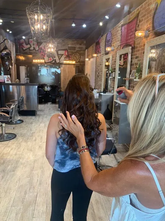 https://cdn.salonspotlight.com/photos/krmVQEtNhLAGNRXVBGLa/39ac5f6f-e65d-45be-9475-4b98abd31ada_720x720