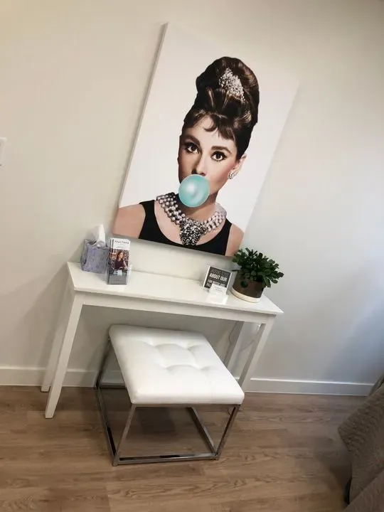 https://cdn.salonspotlight.com/photos/ksKr52ZN5Enxa6w7H4Jr/42199873-ca70-4821-9405-5b997bac6069_720x720