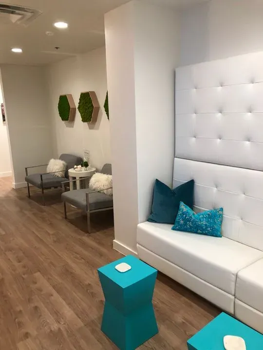https://cdn.salonspotlight.com/photos/ksKr52ZN5Enxa6w7H4Jr/db0da314-1ff9-4c72-9ef5-b1e53f5360e8_720x720