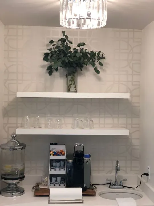 https://cdn.salonspotlight.com/photos/ksKr52ZN5Enxa6w7H4Jr/e8b73752-3b5d-4b31-9b2e-3c40551fd764_720x720