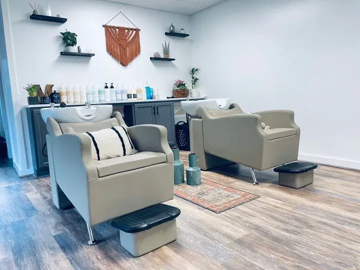 https://cdn.salonspotlight.com/photos/ksvjbZtEH2DiTfDk5F46/32585e9c-f28a-43bd-b931-d718141bfd77_720x720