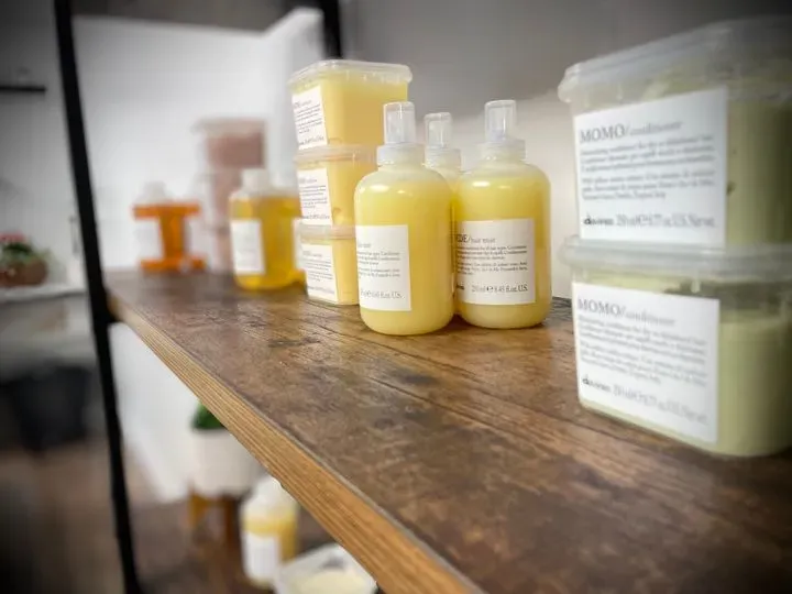 https://cdn.salonspotlight.com/photos/ksvjbZtEH2DiTfDk5F46/f01a4bfc-b238-45d9-9567-e5e4ea795c0c_720x720