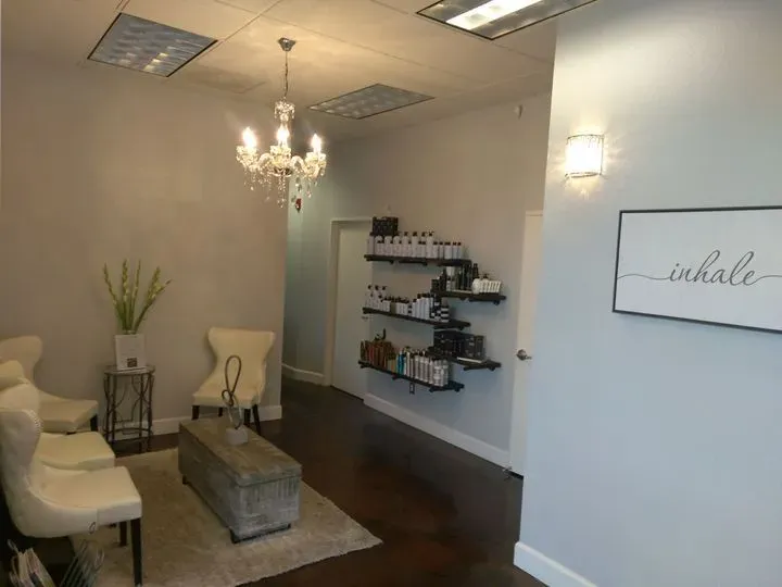 https://cdn.salonspotlight.com/photos/kx5StgZBGVAjsVjHsOnu/3de7897d-1090-4431-bac5-3b71661f9d7d_720x720