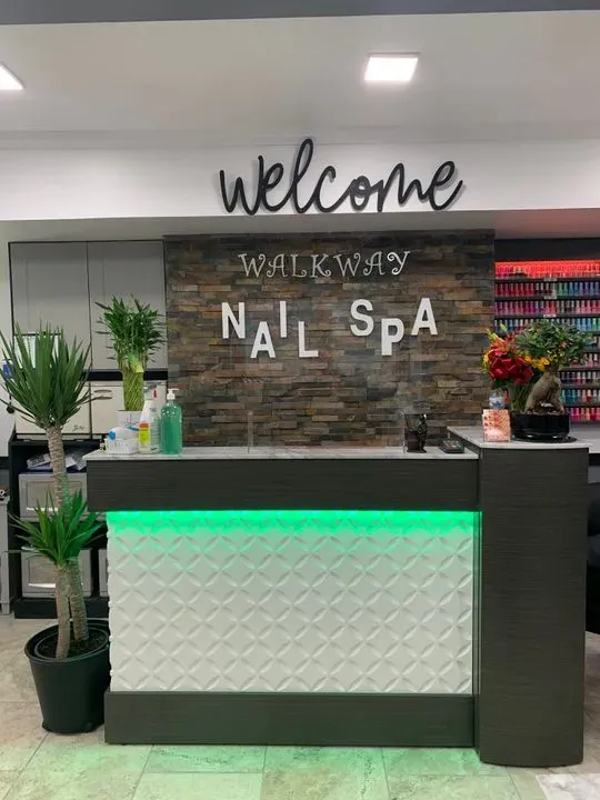 https://cdn.salonspotlight.com/photos/kzOqlN5XCAACTGtSqeZF/71786ba3-f0fa-4c24-8f50-c1c3b37e5b90_720x720
