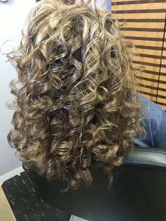 https://cdn.salonspotlight.com/photos/l0pjgF9CTLLtu6kIAo1G/5e7eb495-33bc-430a-a5a7-ff3309e90408_720x720