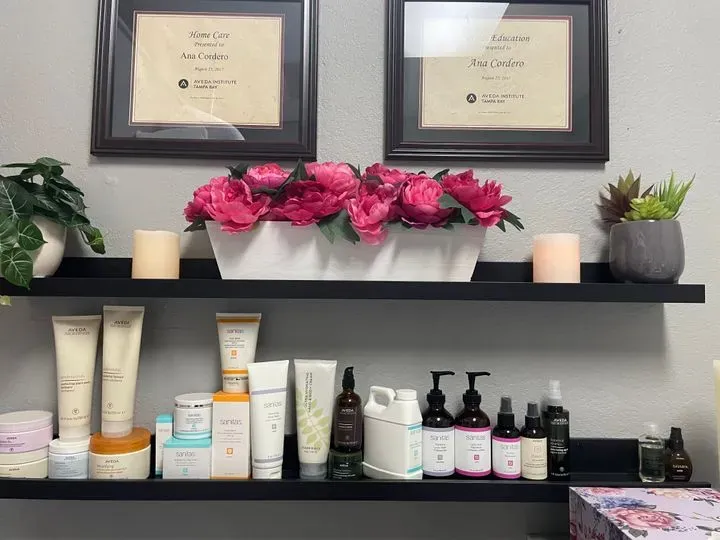 https://cdn.salonspotlight.com/photos/l13EcfFrXuAwIJ2QPKo6/89b7e075-1e78-4118-ab66-350edc43eefa_720x720