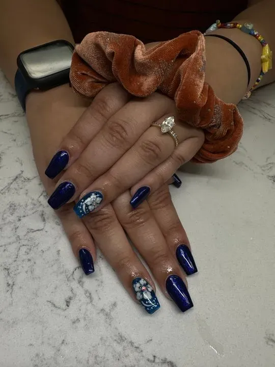 https://cdn.salonspotlight.com/photos/l33QBlKTyhBqrdPlWQIm/85052cfe-6c4e-4a97-bcb7-2328976c6146_720x720