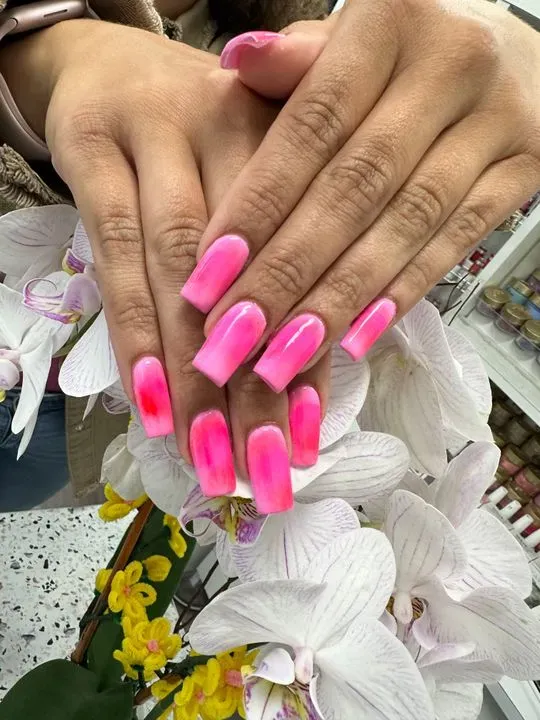 https://cdn.salonspotlight.com/photos/l33QBlKTyhBqrdPlWQIm/f90e83c2-827c-4b36-984b-267df0e112e1_720x720