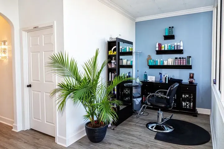 https://cdn.salonspotlight.com/photos/l3es5bKel7vI9qWEZkl5/8fb708fe-e6cc-47e9-8af7-b4f9273d6652_720x720