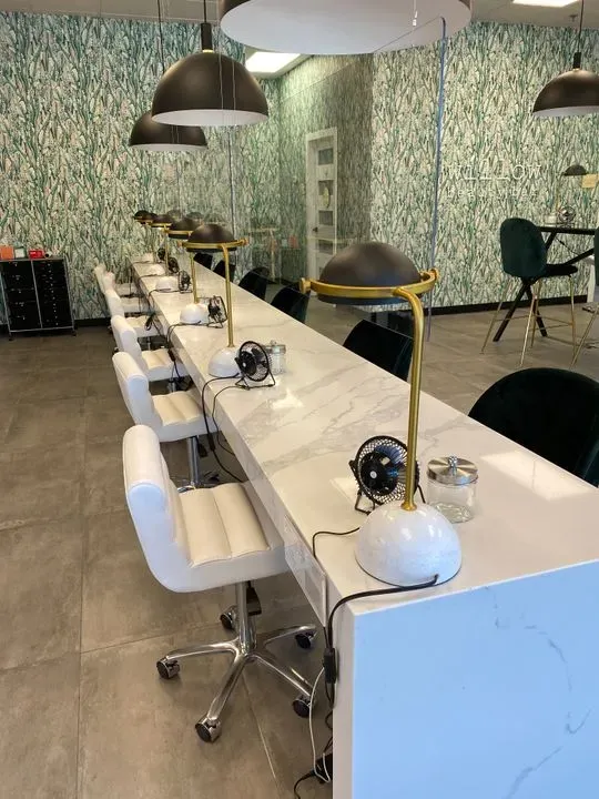 https://cdn.salonspotlight.com/photos/l7Zy9tSUdBpN1kDYtsGp/23ec0f3a-f9c7-449a-8646-e1957fa0683c_720x720