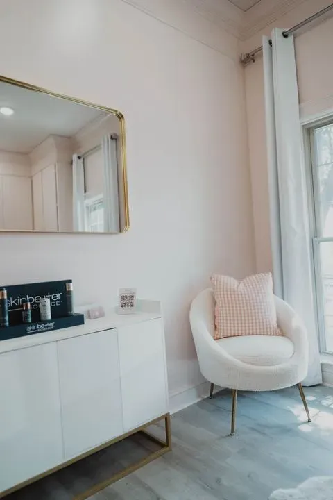 https://cdn.salonspotlight.com/photos/l88oRTu8Ryp05tSdvli2/4d215c68-6b79-44ee-8d56-7160d216c4d7_720x720