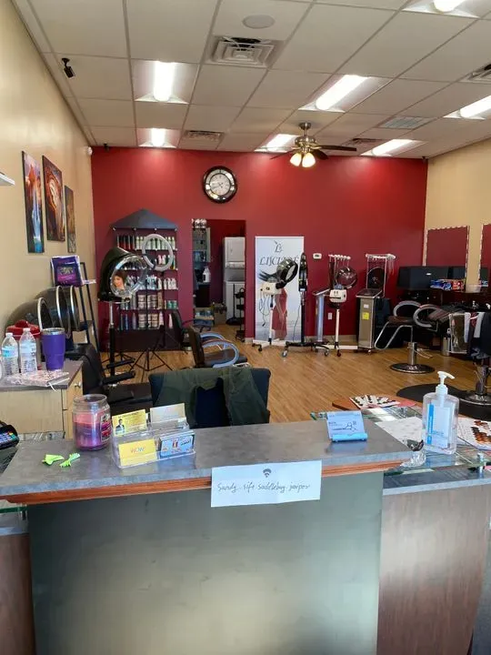 https://cdn.salonspotlight.com/photos/l984EJs17mlkSc603nqE/03424ddc-d6bd-4b7c-9b30-642dcbb70f00_720x720