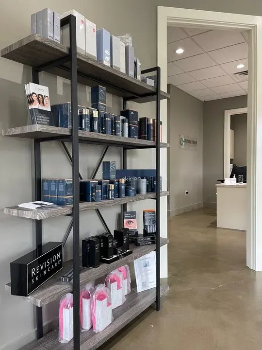 https://cdn.salonspotlight.com/photos/l9mH7MdRxdV94ghValBL/e74a6e53-8adc-4667-8e17-e3b96acc233e_720x720
