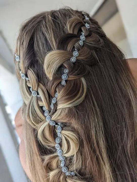 https://cdn.salonspotlight.com/photos/lC03istKxzw87P7Pnftx/7b95814a-5ff2-423a-bc03-6870bb9e103f_720x720