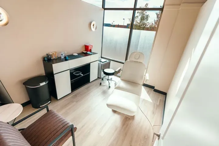 https://cdn.salonspotlight.com/photos/lG7hfPv7JEEozmSF0KOX/095c4d25-8c3b-455d-954c-dfb04824b1fb_720x720