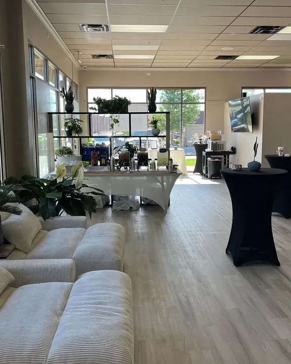 https://cdn.salonspotlight.com/photos/lG7hfPv7JEEozmSF0KOX/74a9e660-7f22-48ae-aab3-9acaf3774aa3_720x720