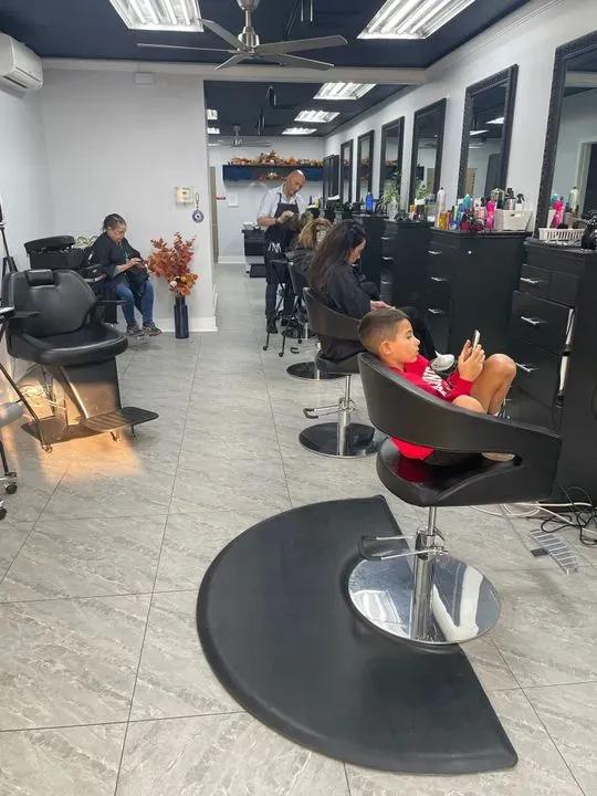 https://cdn.salonspotlight.com/photos/lGvZEjemBm7FEOlpmXsk/b9f249a6-7a46-4f03-be9d-919db5ba3a65_720x720