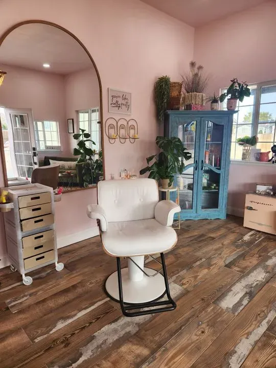 https://cdn.salonspotlight.com/photos/lHoUYCNUrOlEGYP5obEI/319a5811-682a-48d4-88f0-cce8a8e02616_720x720