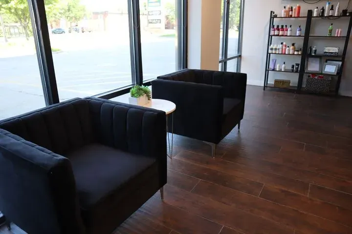 https://cdn.salonspotlight.com/photos/lJJbo7KUMAjsuZF2WL6o/100865b2-5f5e-417c-b5e9-637a0370c9e8_720x720