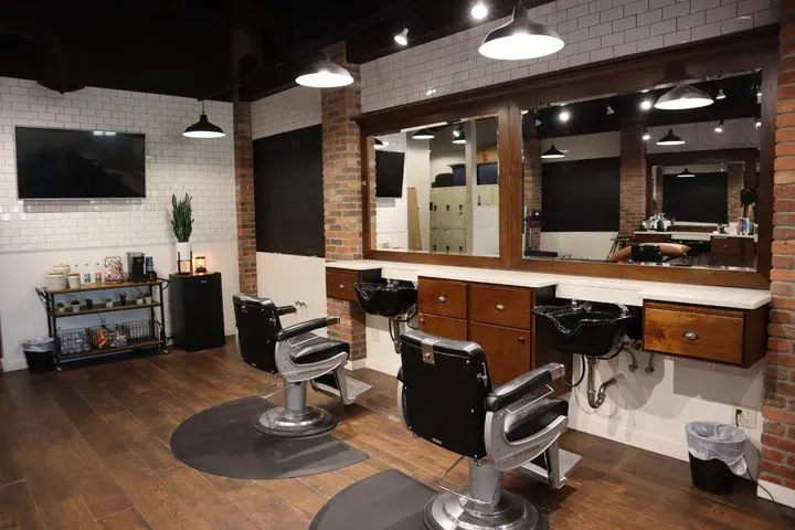 https://cdn.salonspotlight.com/photos/lJJbo7KUMAjsuZF2WL6o/b44193a7-bb54-47d2-9de3-4fc899fcf81b_720x720