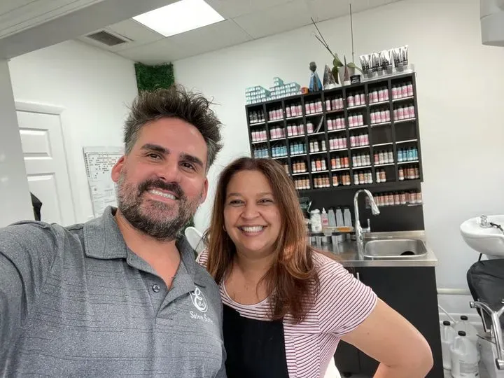 https://cdn.salonspotlight.com/photos/lJkfY6nxarRLUX97CwrZ/325343d8-bfd7-4114-b32b-f1393affef56_720x720