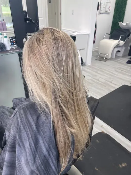 https://cdn.salonspotlight.com/photos/lJkfY6nxarRLUX97CwrZ/eed52644-b424-4d1f-bdf9-27e2bb5c4165_720x720