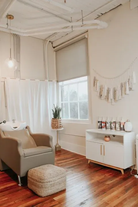 https://cdn.salonspotlight.com/photos/lLCtm9HYEltZ1rft74tn/56d13a70-a040-4243-ad0a-ea0415f5365d_720x720
