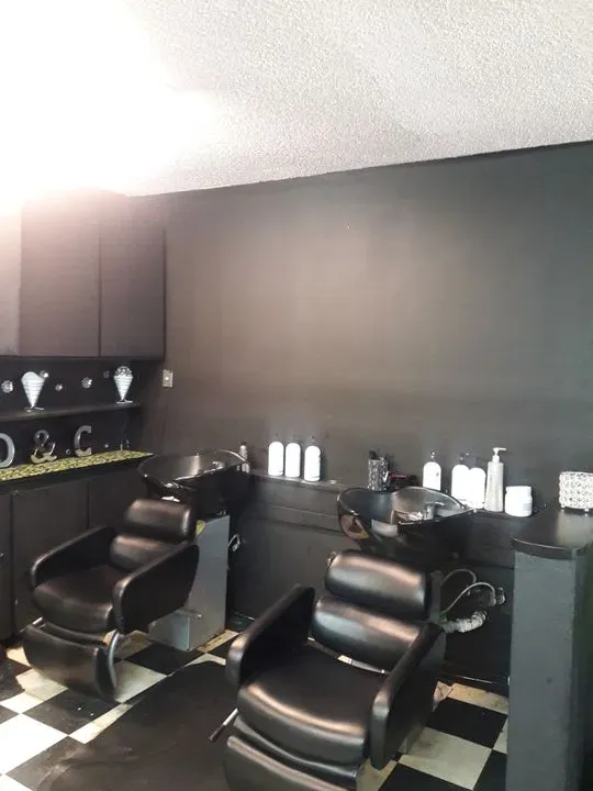 https://cdn.salonspotlight.com/photos/lM5X3Pp3q86srfrcfvJi/efdf852f-98fd-4b5f-be86-13b4a7a5f229_720x720