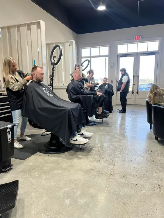 https://cdn.salonspotlight.com/photos/lNlHfBgQcrELW7W7PqYt/b69fd0f8-ea33-42d4-82dc-34dda57a394d_720x720