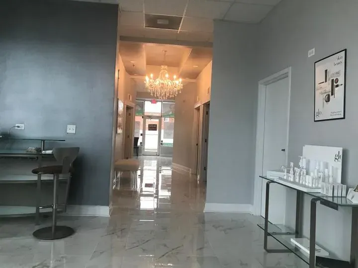 https://cdn.salonspotlight.com/photos/lNruiEXv88lIiSjVCm2l/3454e878-b9ba-4c88-aefe-e14d080a4780_720x720