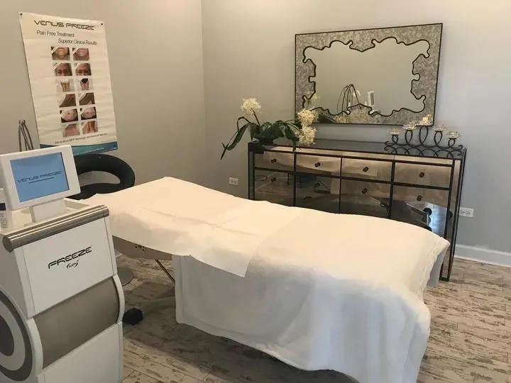 https://cdn.salonspotlight.com/photos/lNruiEXv88lIiSjVCm2l/5f91dd5d-23ec-49f2-a7b5-07b52868c0f2_720x720