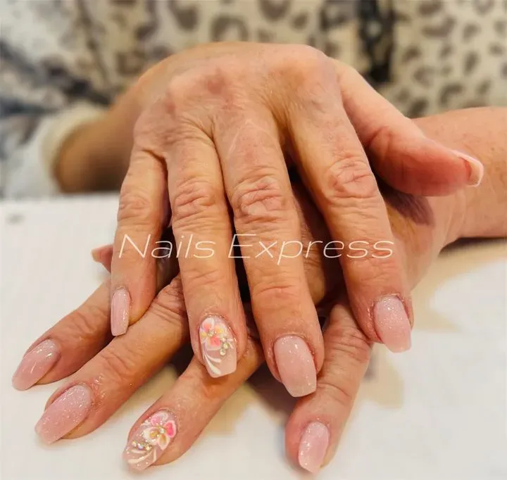 https://cdn.salonspotlight.com/photos/lSM8oCtRZKJL0nRR6vnq/3105447a-6c9d-4efd-94ce-c383c0ff2360_720x720