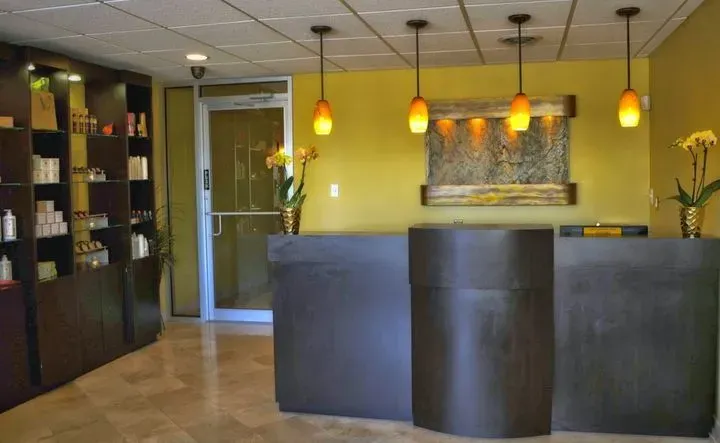 https://cdn.salonspotlight.com/photos/lWs4geBGuUH7JlMVTFFs/0d95e04a-37af-4ea7-9c24-f82748117422_720x720