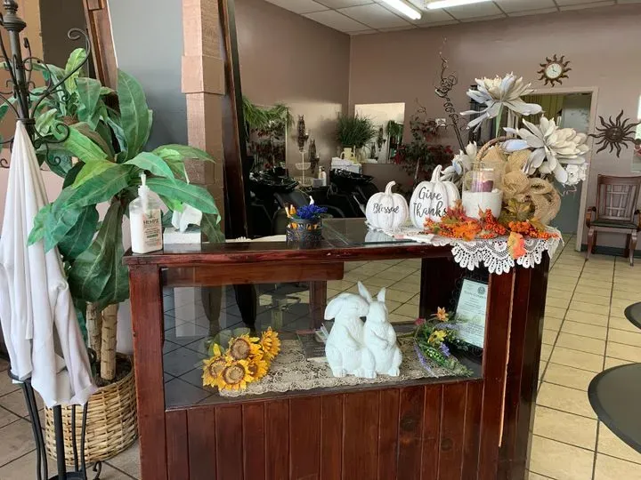 https://cdn.salonspotlight.com/photos/lZm6RYTG9MrN2GTtWHaV/9481dc0d-138b-4844-b761-de0fb84c5cc1_720x720