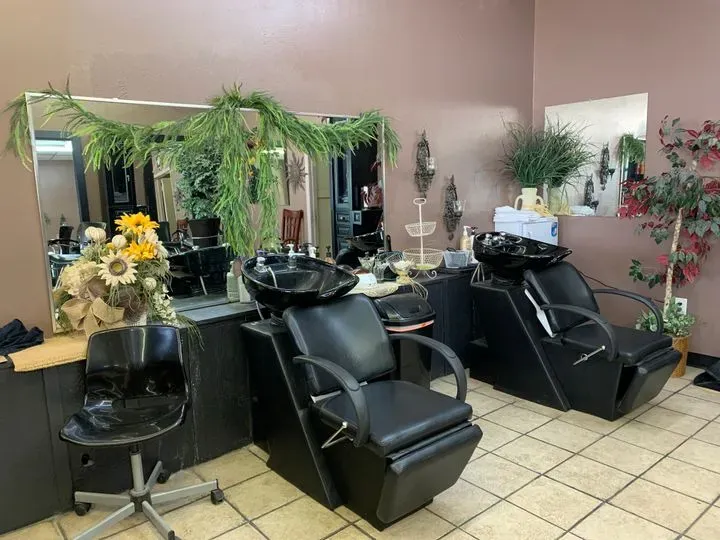 https://cdn.salonspotlight.com/photos/lZm6RYTG9MrN2GTtWHaV/9c7c184e-df0f-4ca2-b457-d1de6b2fb8ac_720x720