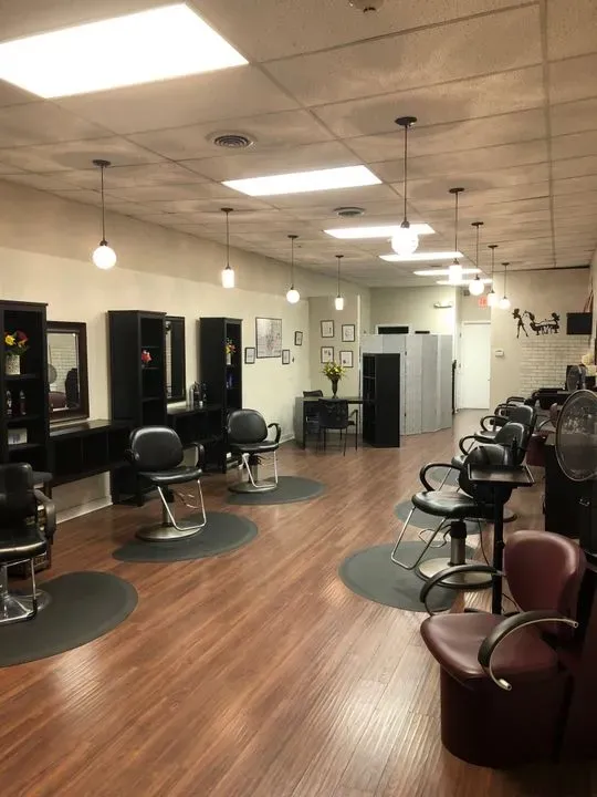 https://cdn.salonspotlight.com/photos/lbYJCqAC8xu1bhApD4en/458e389a-92d2-4395-8018-6f25c039eb5e_720x720