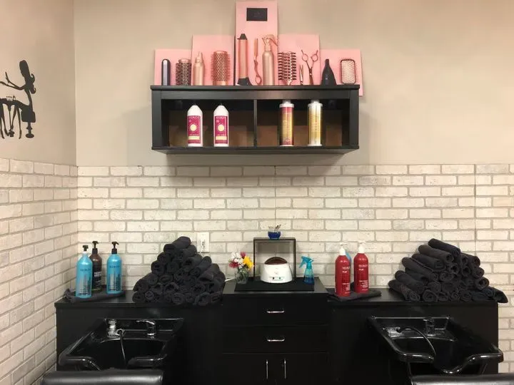 https://cdn.salonspotlight.com/photos/lbYJCqAC8xu1bhApD4en/b5e70c47-33ec-4f6f-865e-9ce2fce107fc_720x720