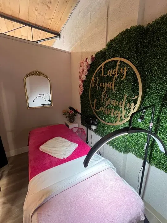 https://cdn.salonspotlight.com/photos/lcmATxO08mY0Tkf6uJxR/1c40d878-b0a3-498e-a331-c55f45c85668_720x720
